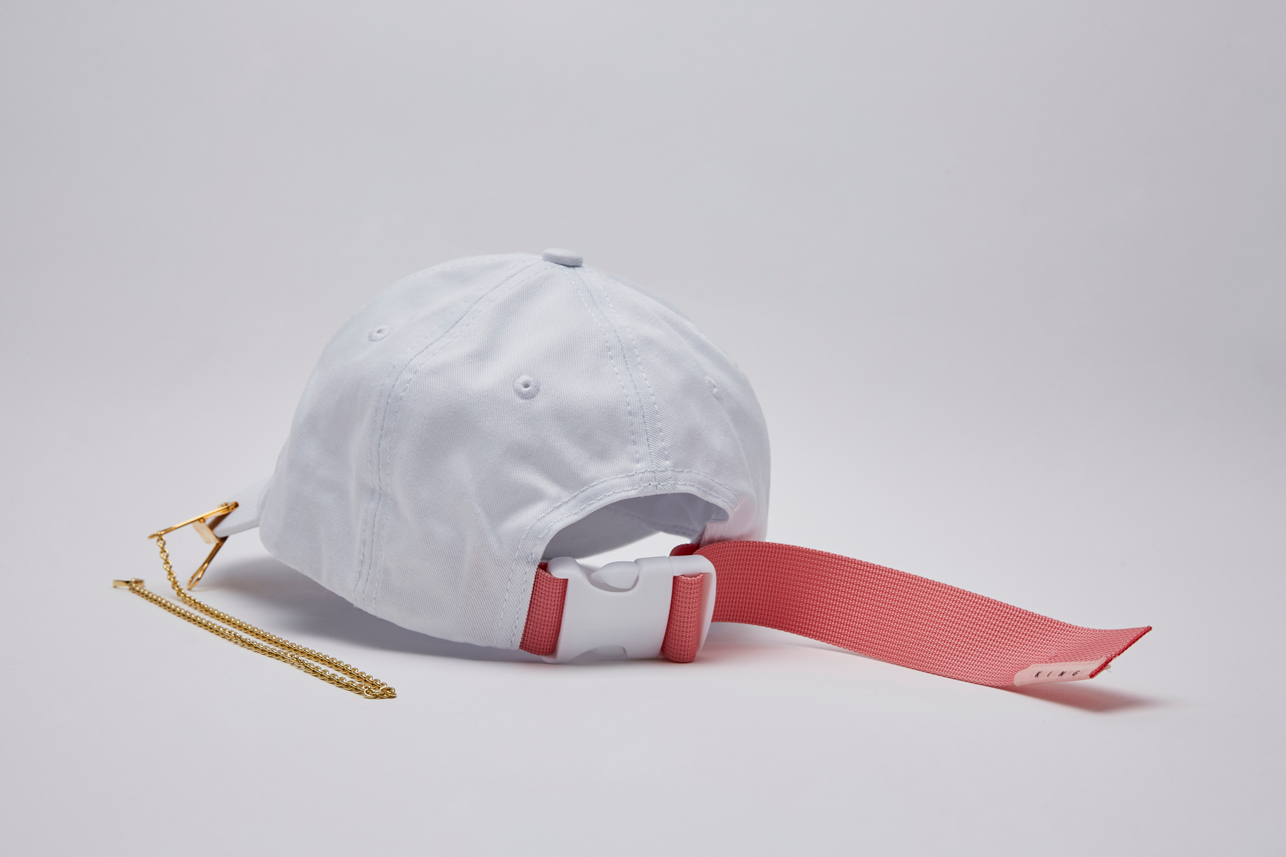 WHITE HANGING CHAIN HAT